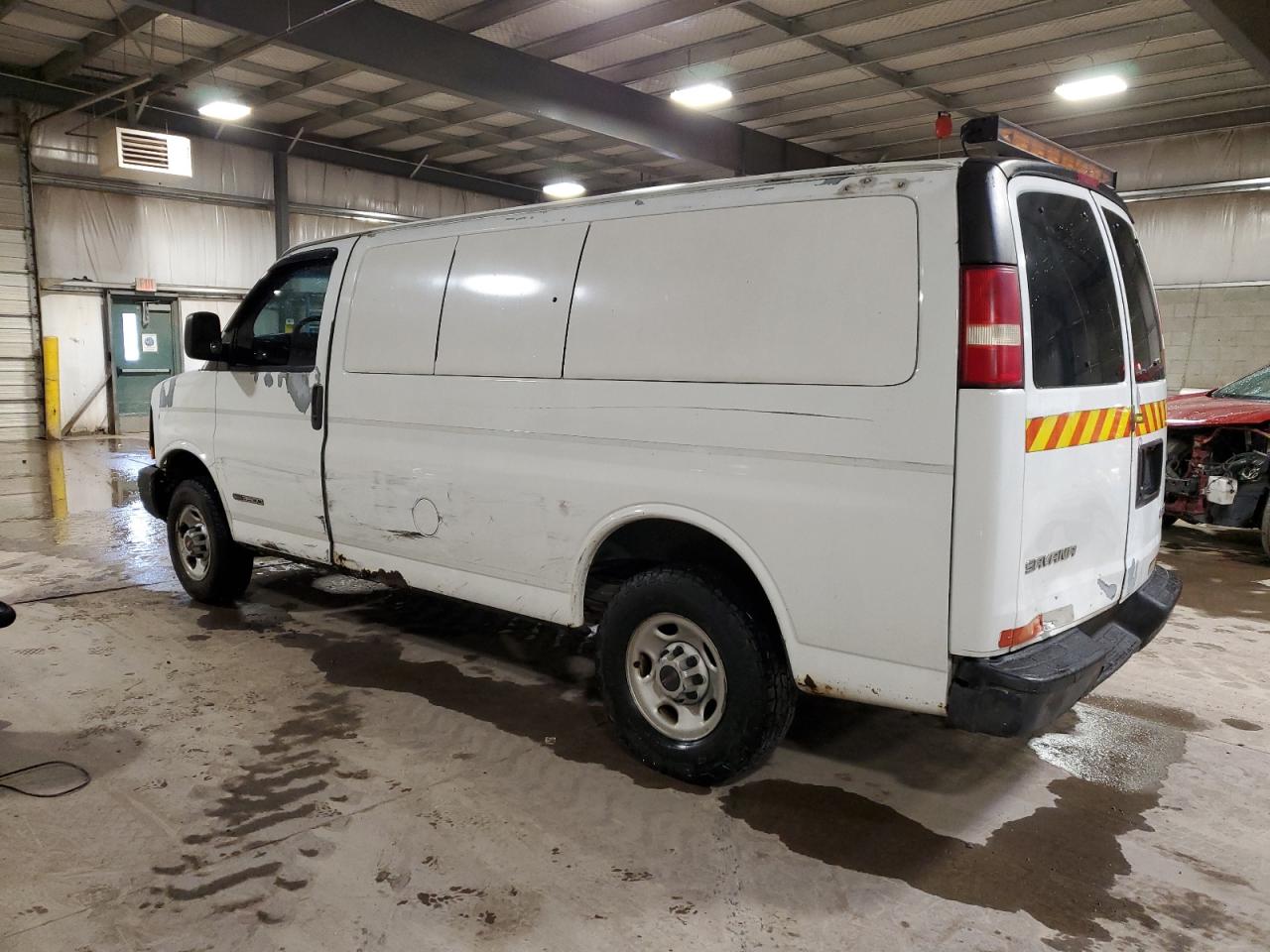 2004 GMC Savana - Image 2