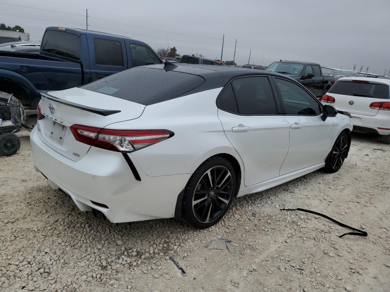 VIN 4T1BZ1HK4JU019215 2018 TOYOTA CAMRY no.3