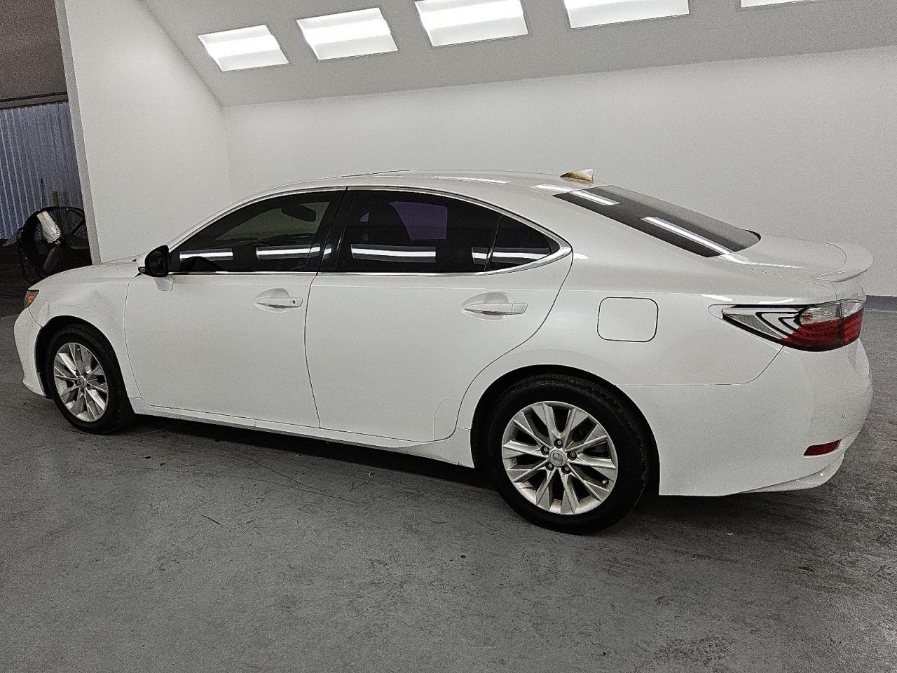 2015 Lexus ES - Image 2