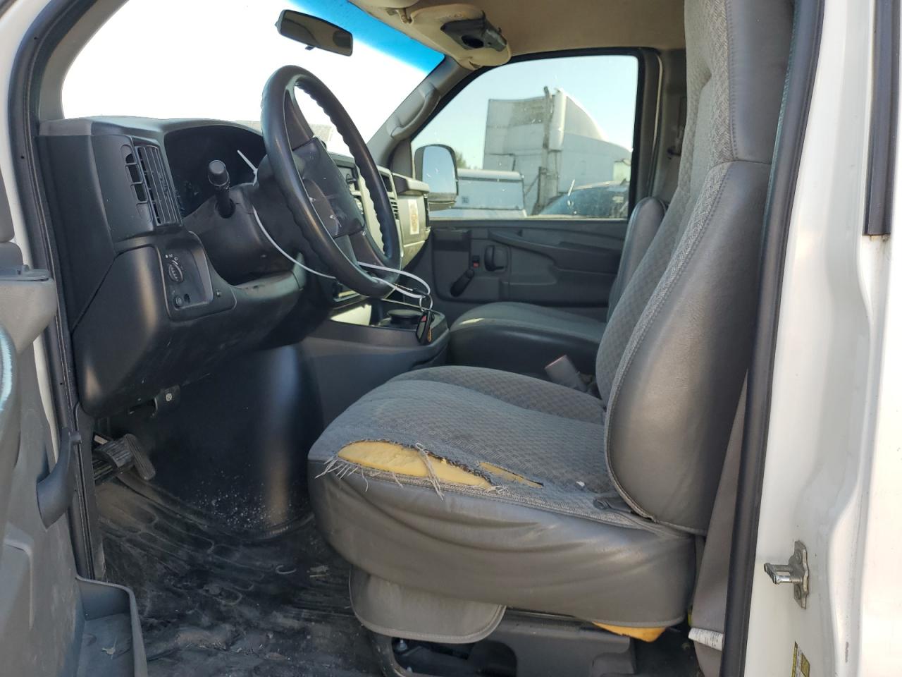 2005 Chevrolet Express - Image 7