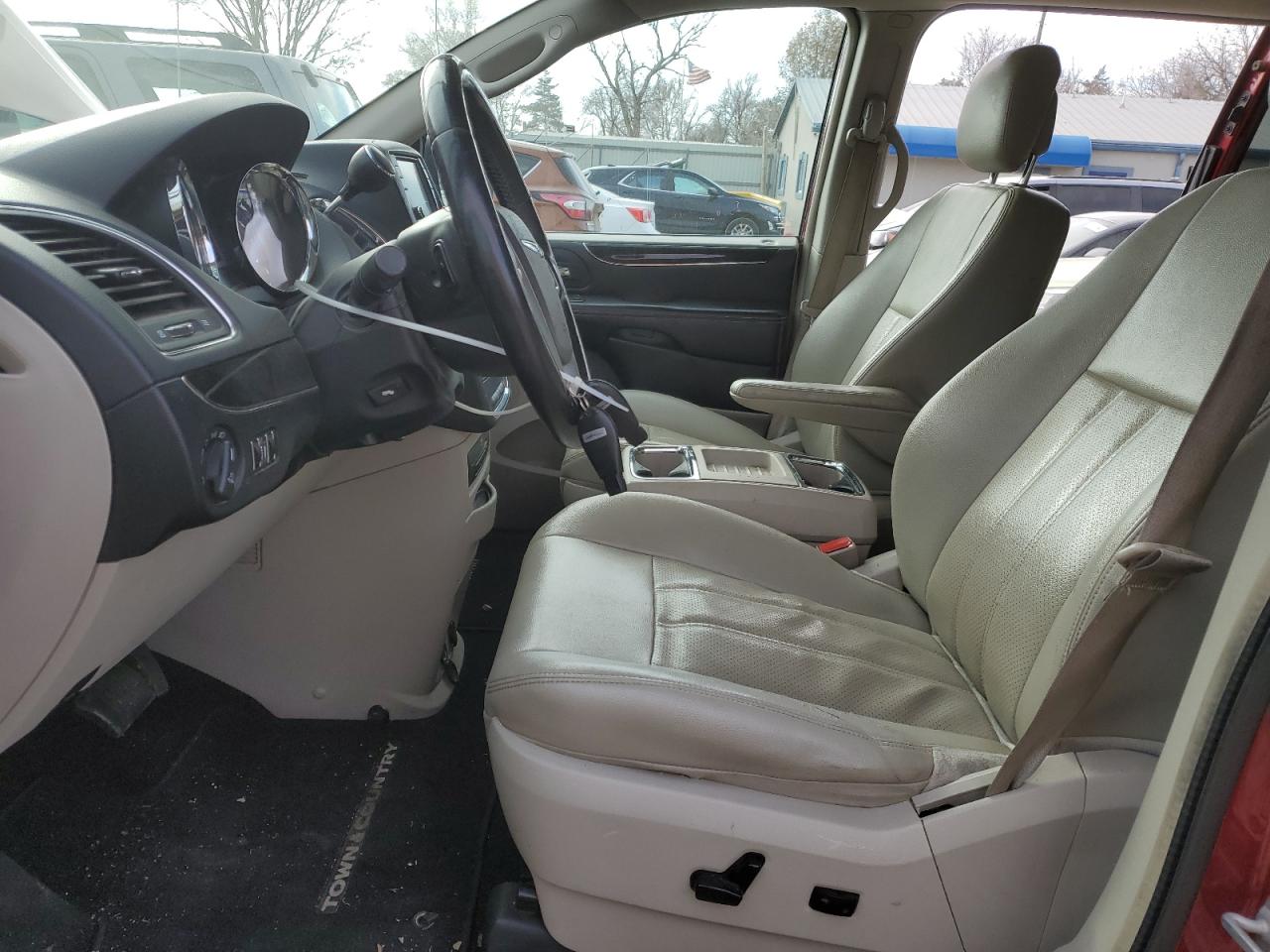 2013 Chrysler Town & Country - Image 7