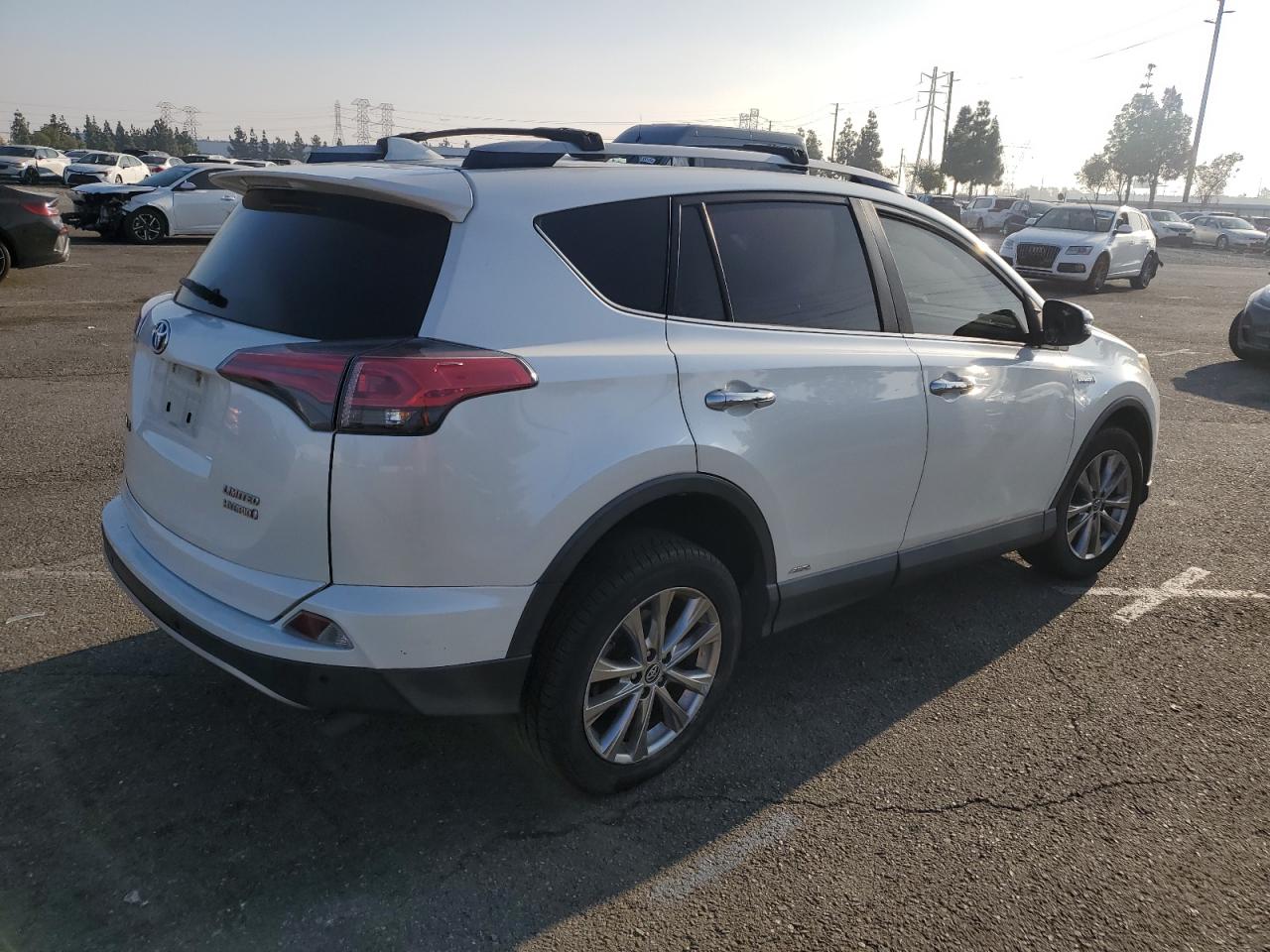 VIN JTMDJREV9JD177423 2018 TOYOTA RAV4 no.3