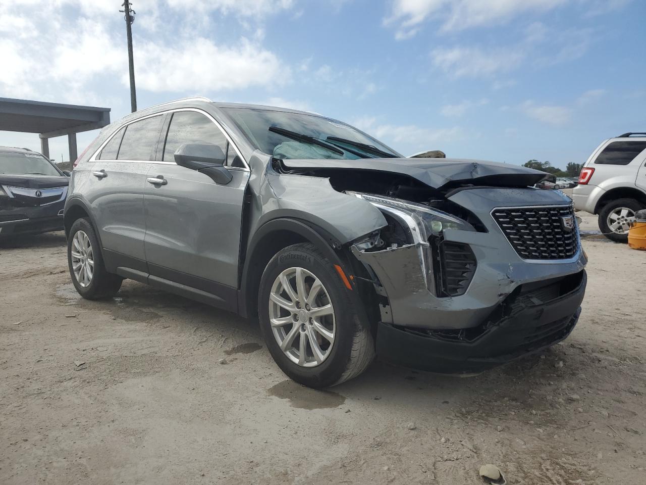 VIN 1GYAZAR45PF215610 2023 CADILLAC XT4 no.4