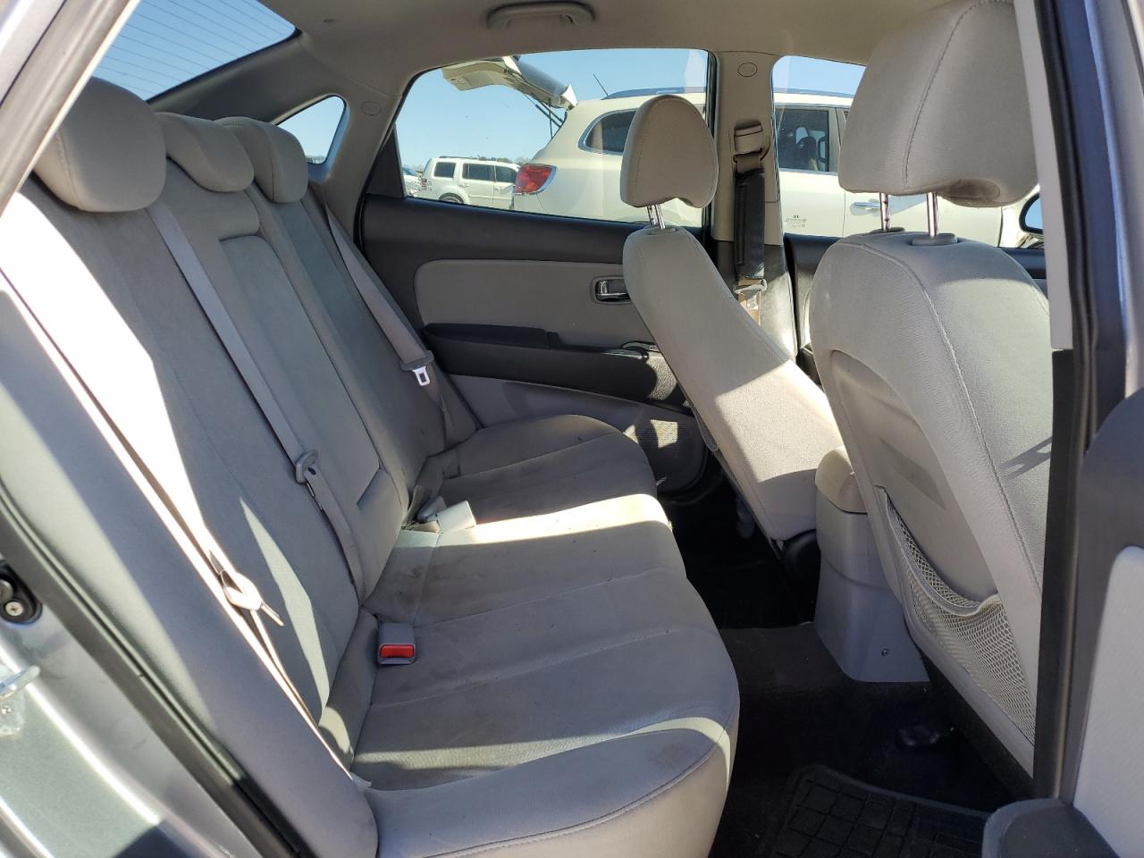 2010 Hyundai Elantra - Image 10