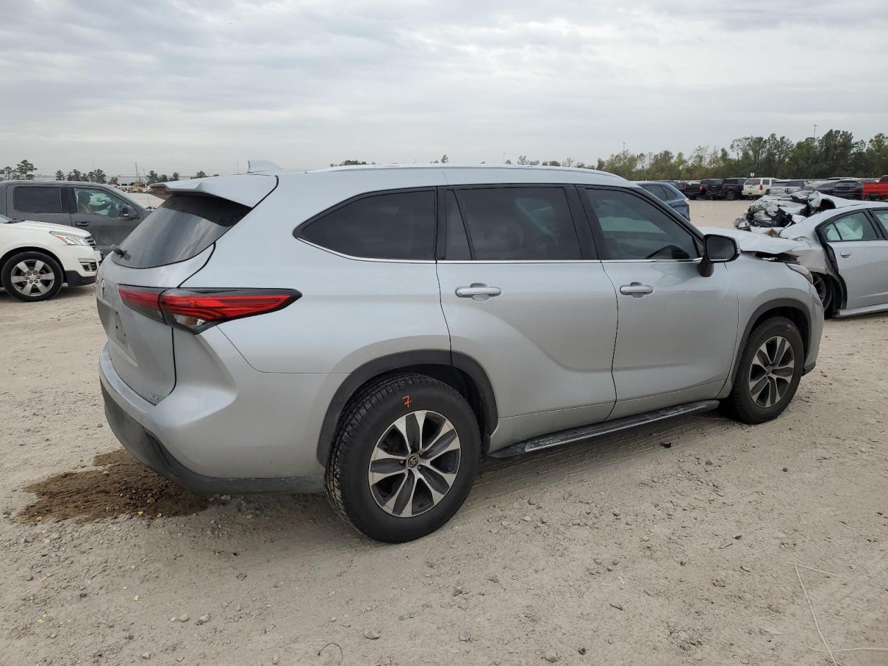 2021 Toyota Highlander - Image 3