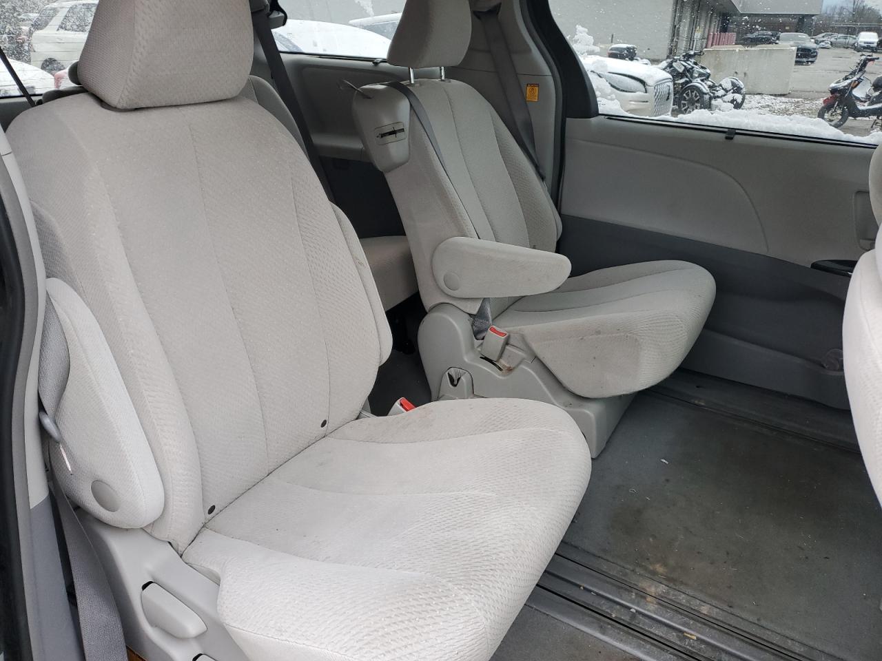 2012 Toyota Sienna - Image 11
