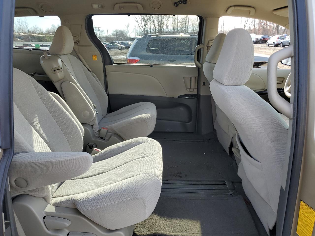 2011 Toyota Sienna - Image 11