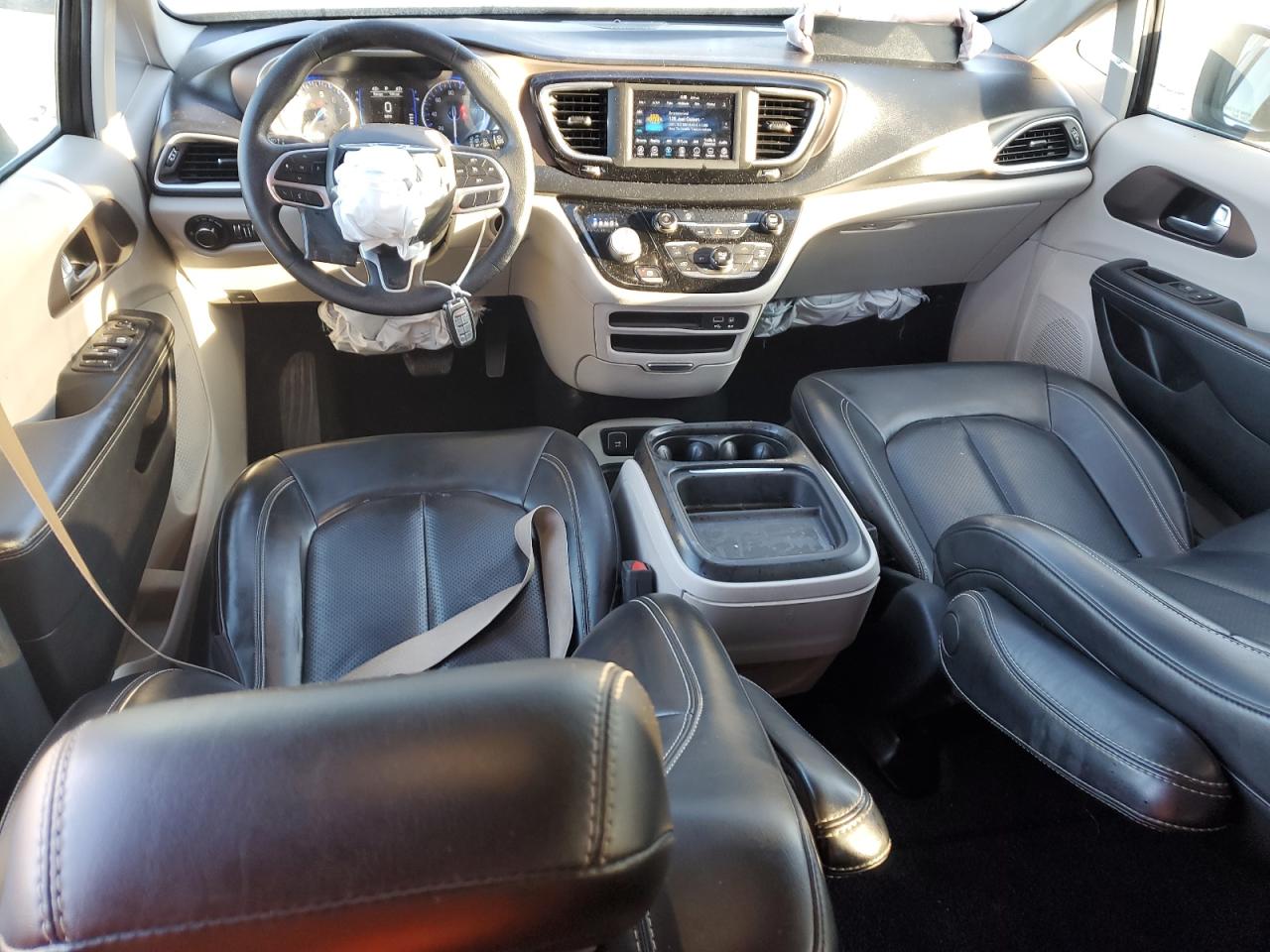2020 Chrysler Voyager - Image 8