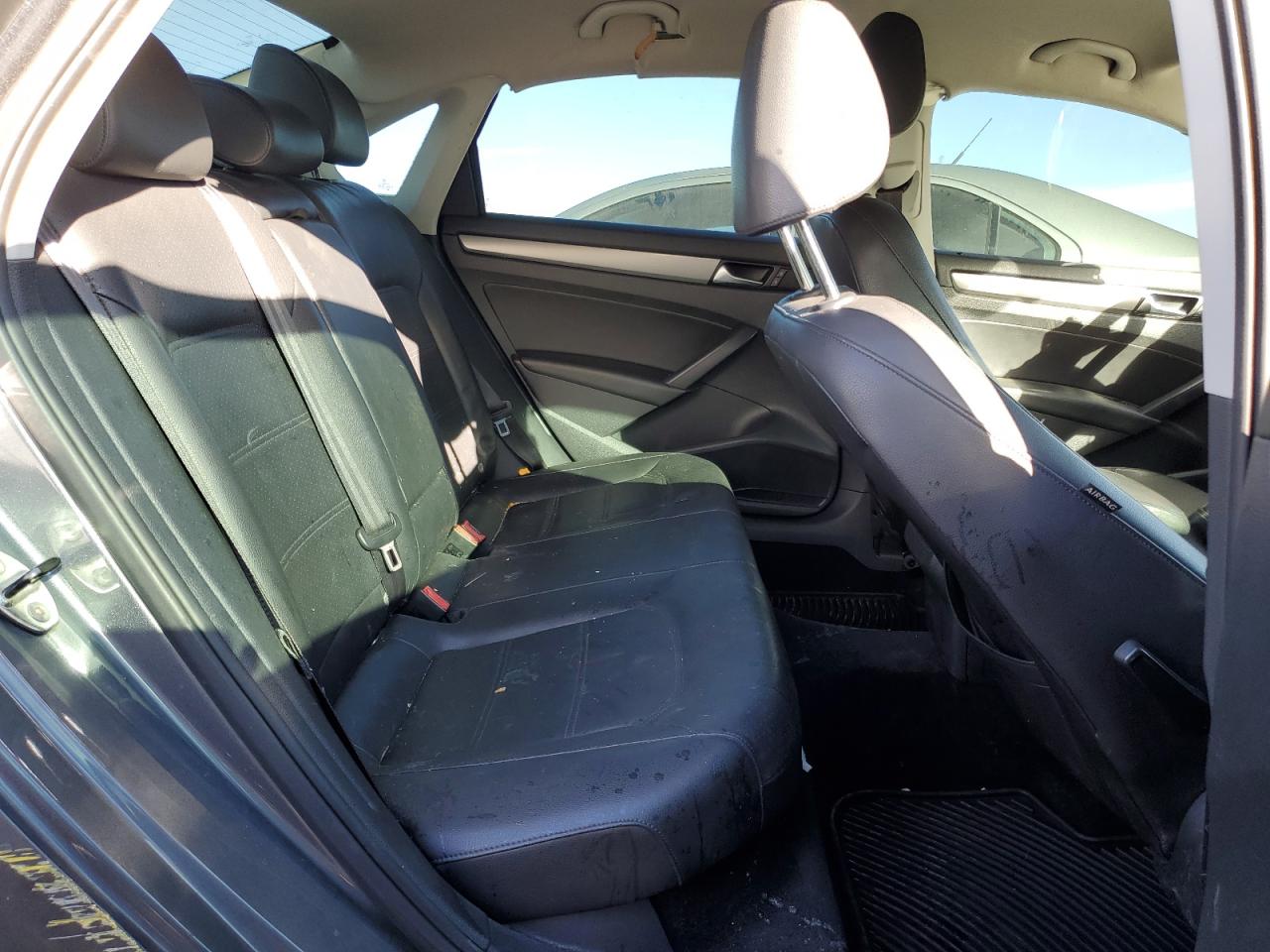 2015 Volkswagen Passat - Image 10
