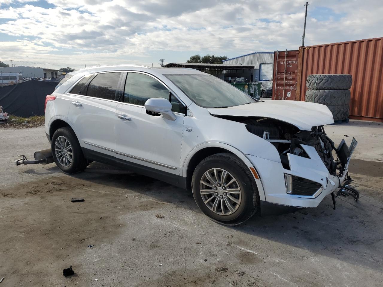 VIN 1GYKNCRS8JZ182473 2018 CADILLAC XT5 no.4