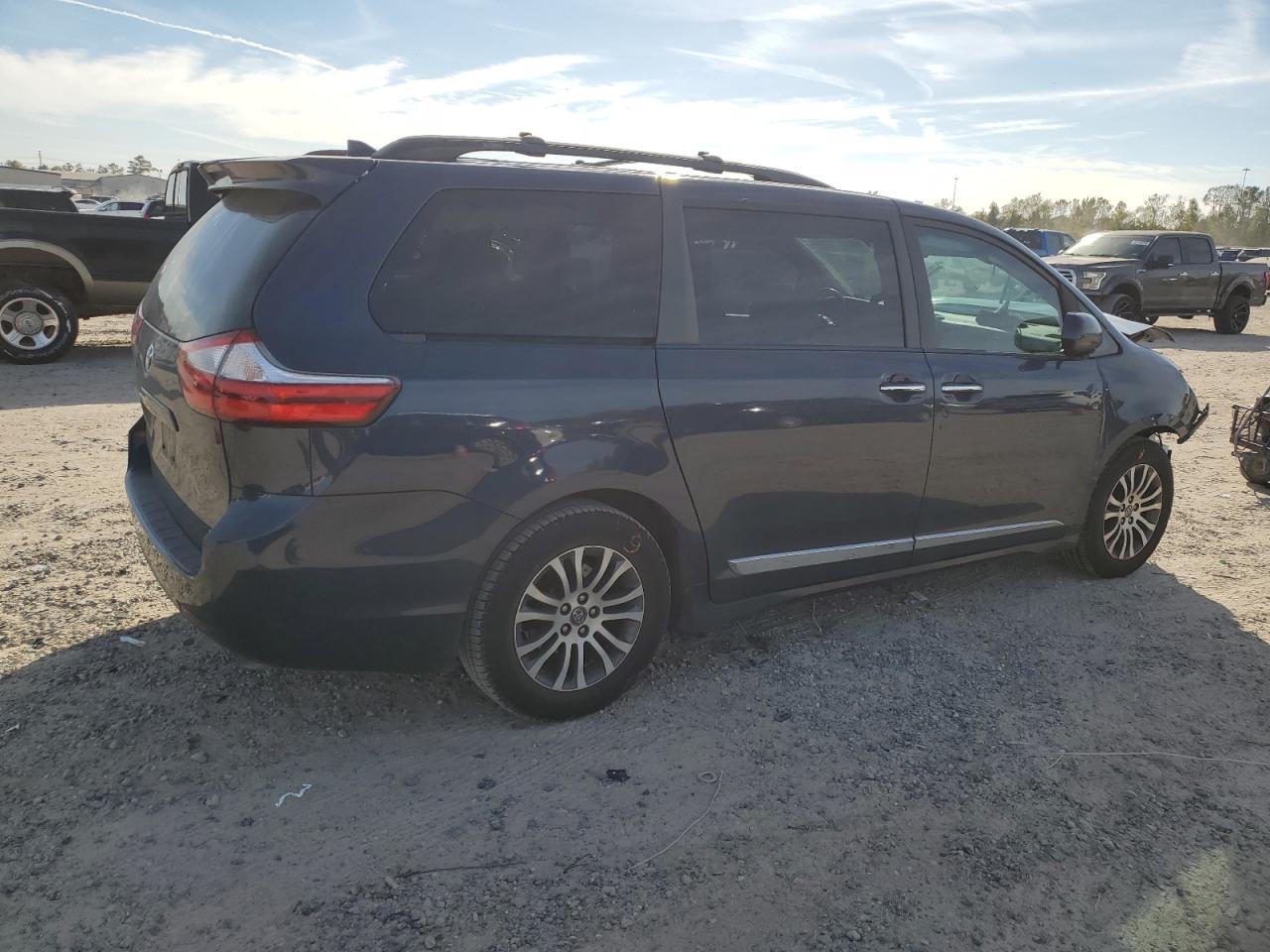 2019 Toyota Sienna - Image 3
