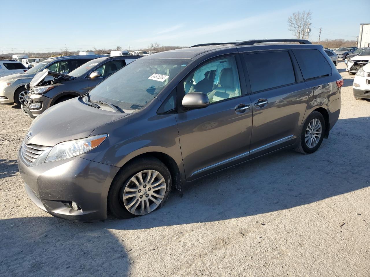 2017 Toyota Sienna Xle for Sale in Kansas City, KS - Front End
