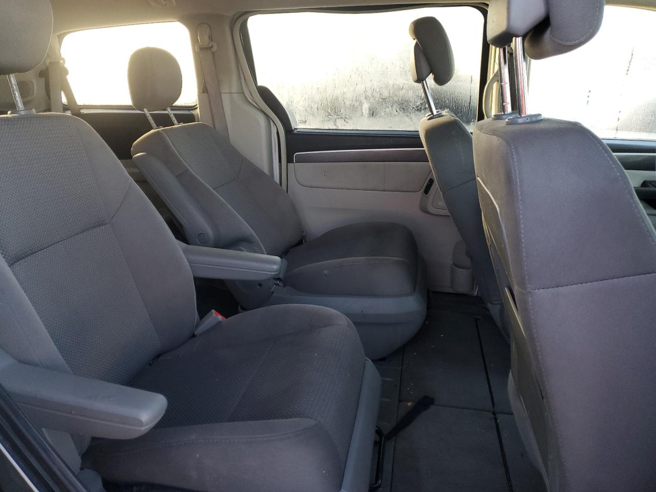 2012 Volkswagen Routan - Image 11