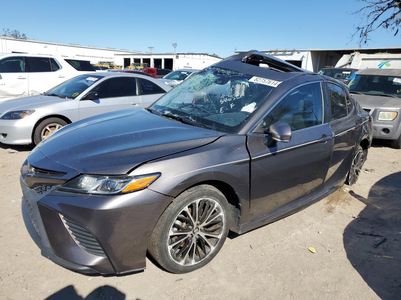 VIN 4T1B11HK0JU046001 2018 TOYOTA CAMRY no.1