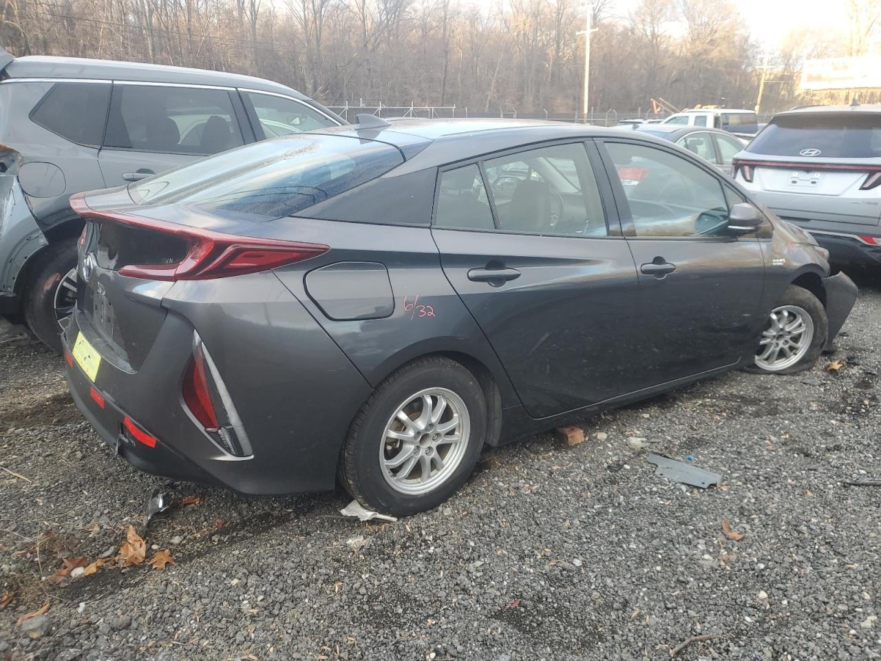 VIN JTDKARFP3J3073166 2018 TOYOTA PRIUS no.3