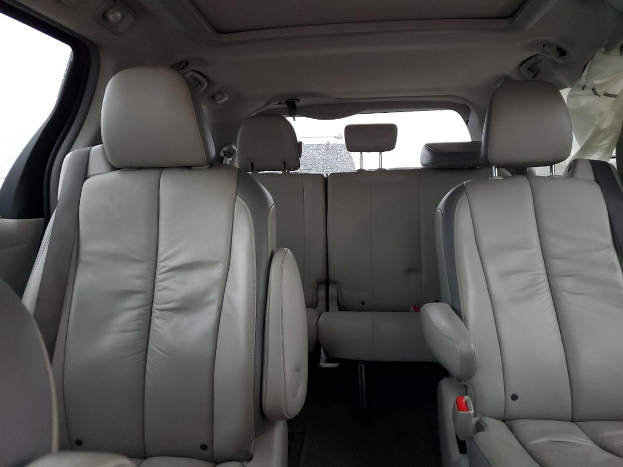 2011 Toyota Sienna - Image 10
