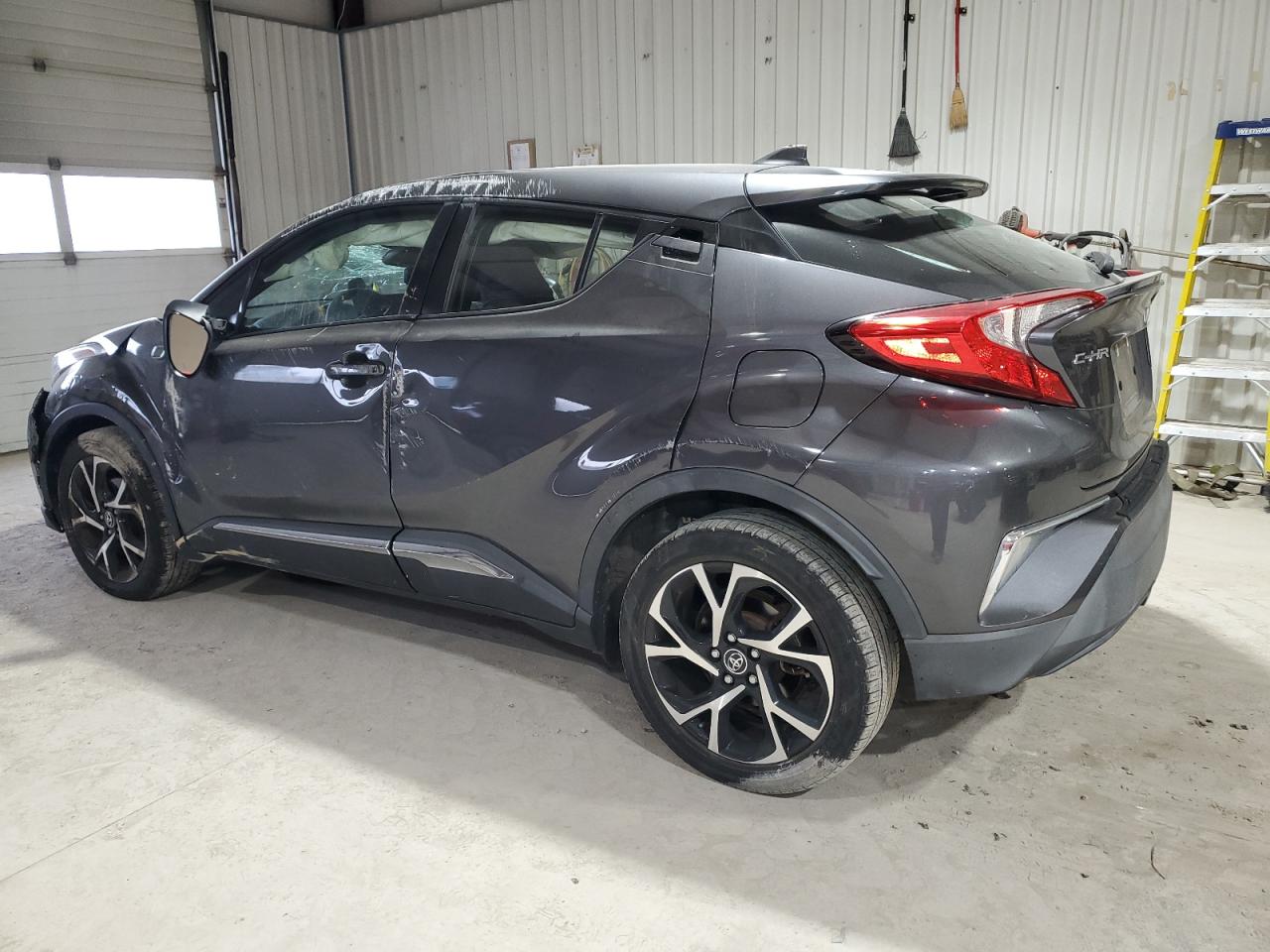 VIN NMTKHMBX8JR052296 2018 TOYOTA C-HR no.2