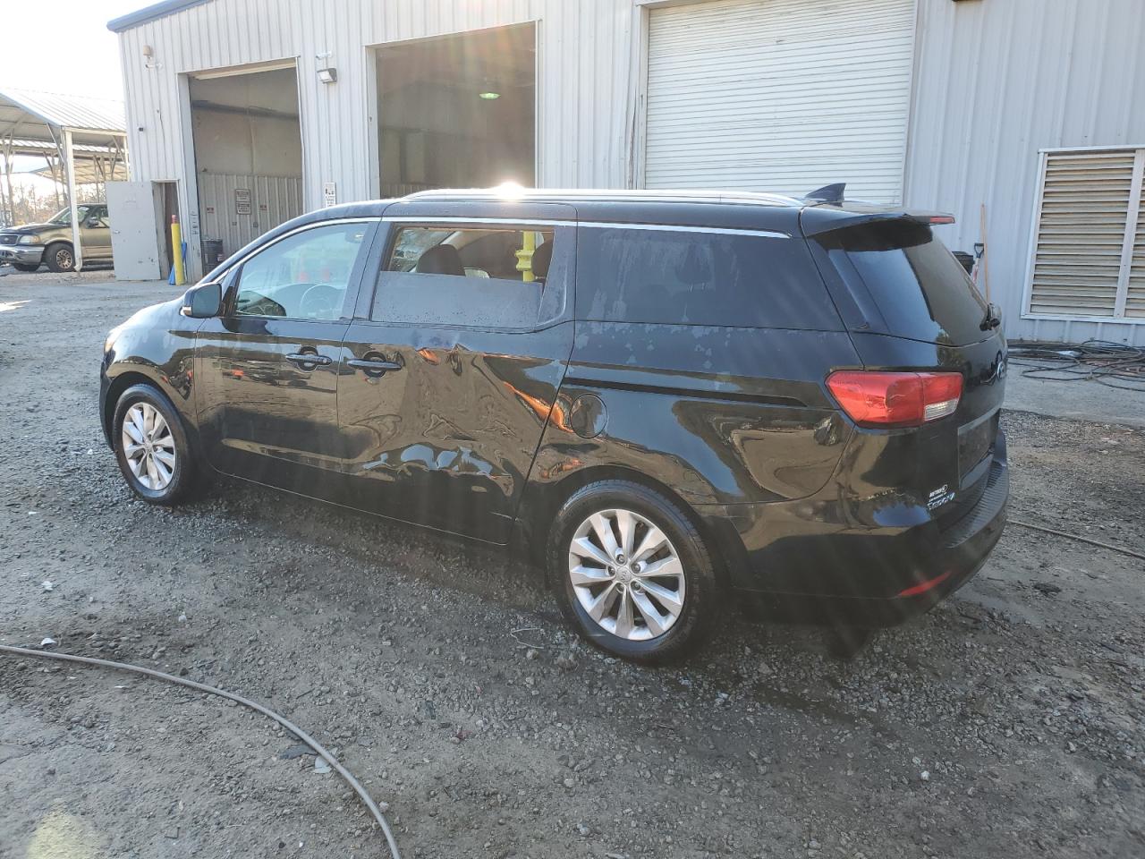 2016 Kia Sedona - Image 2