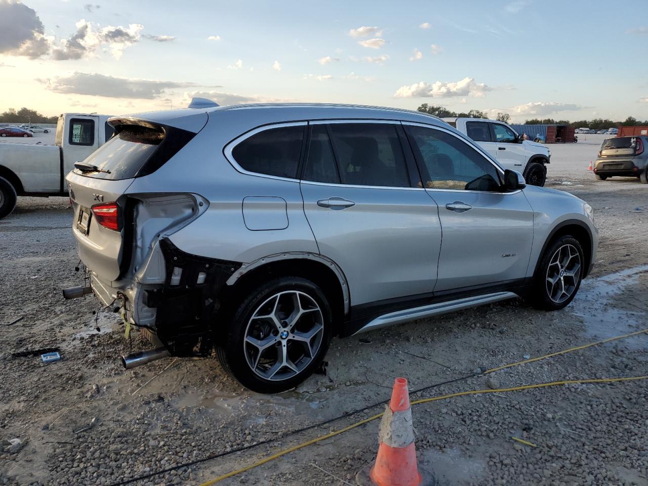 VIN WBXHT3C37J5K24228 2018 BMW X1 no.3