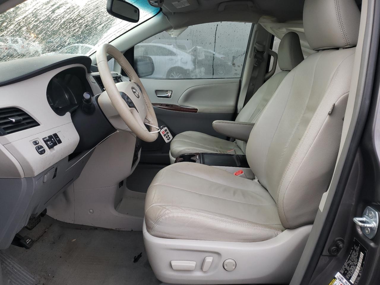 2012 Toyota Sienna - Image 7