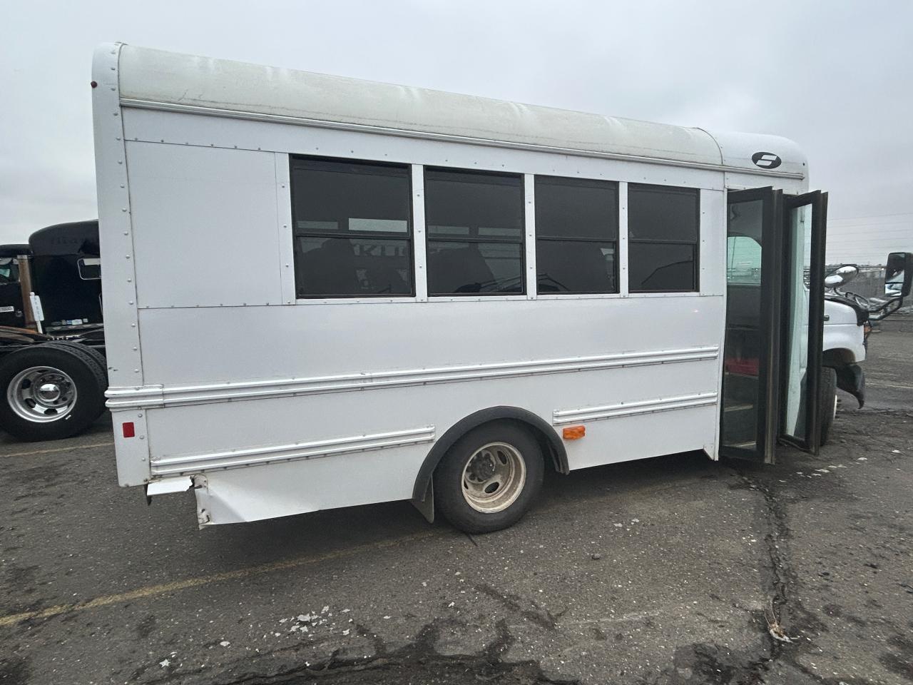 2016 Ford Econoline - Image 3