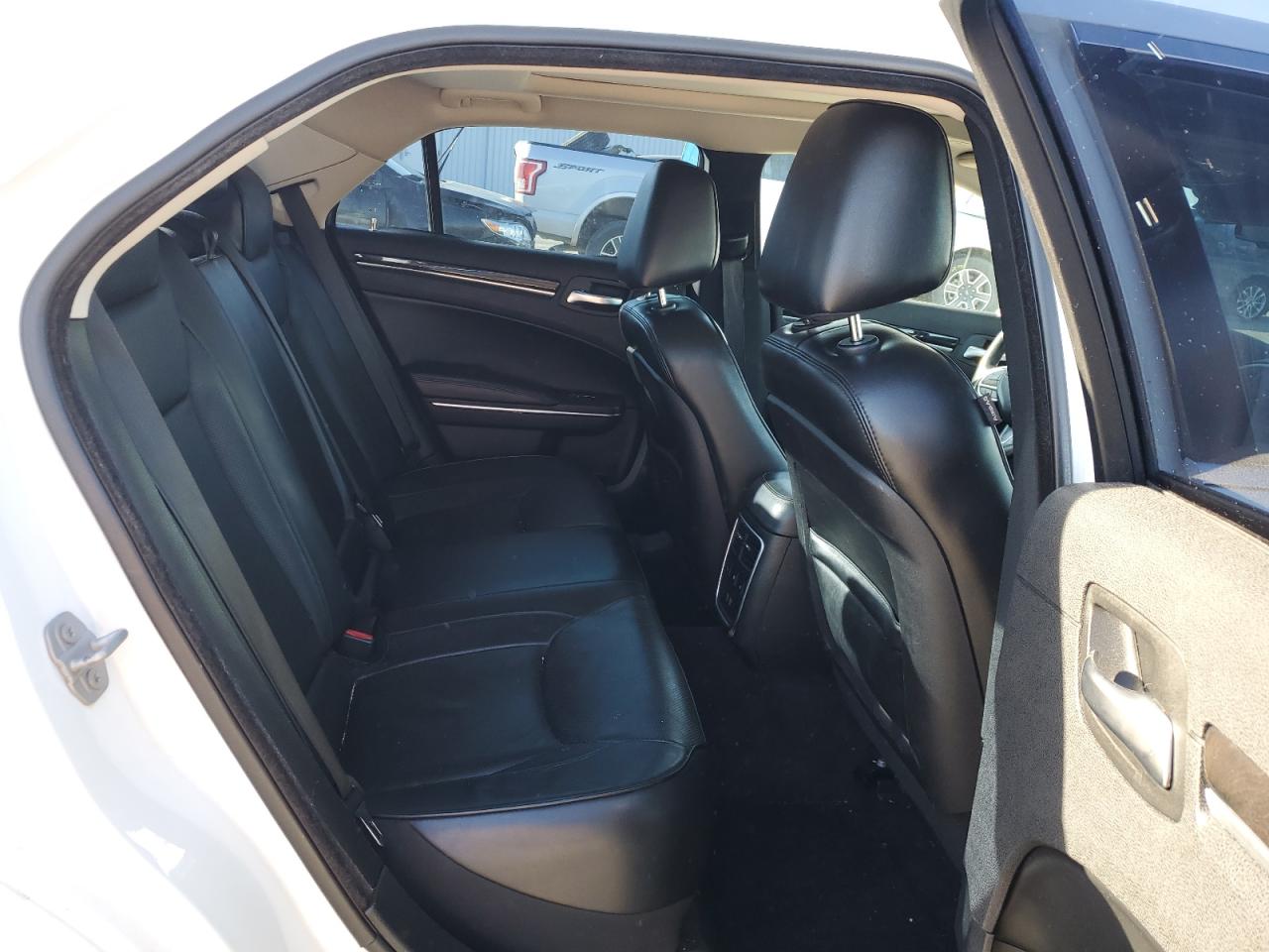 2017 Chrysler 300 - Image 10