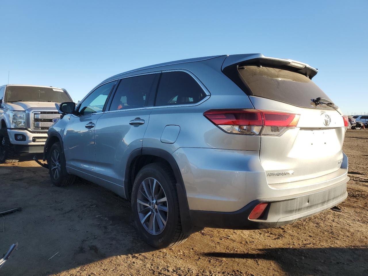 VIN 5TDJZRFH2JS843823 2018 TOYOTA HIGHLANDER no.2