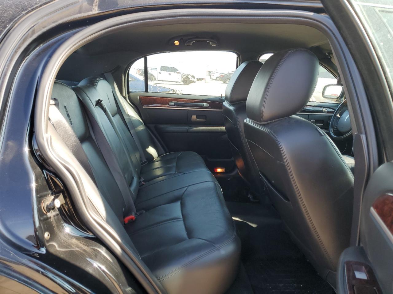 2011 Lincoln Town Car Signature Limited VIN: 2LNBL8CV8BX764197 Lot: 85336504