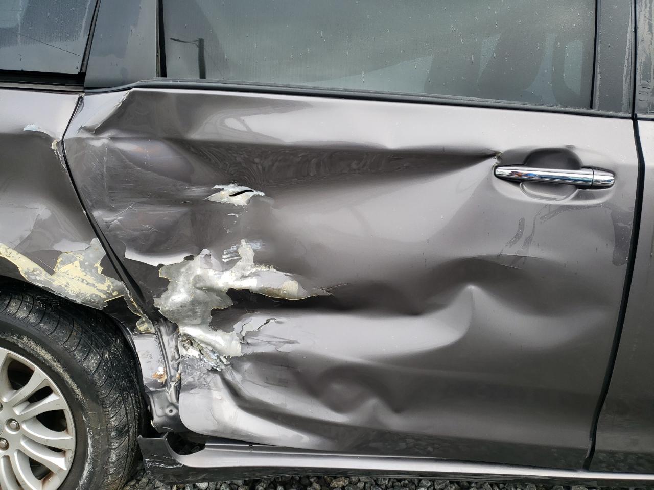 2012 Toyota Sienna - Image 11