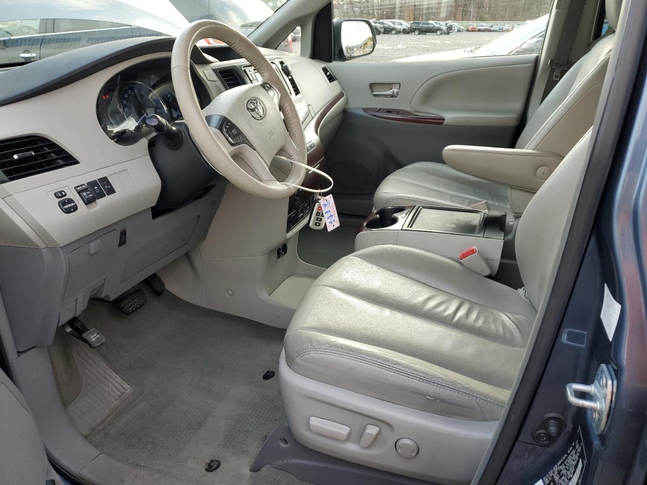 2014 Toyota Sienna - Image 7
