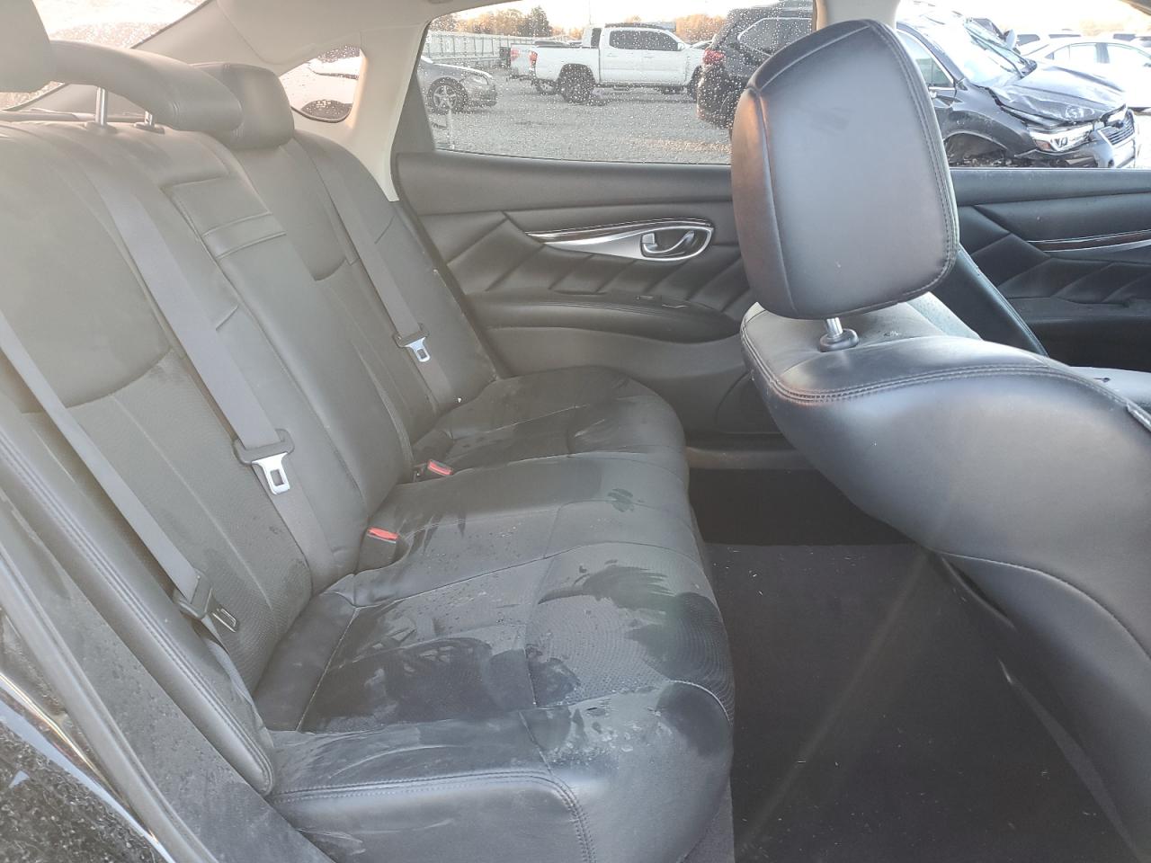2016 Infiniti Q70 - Image 10