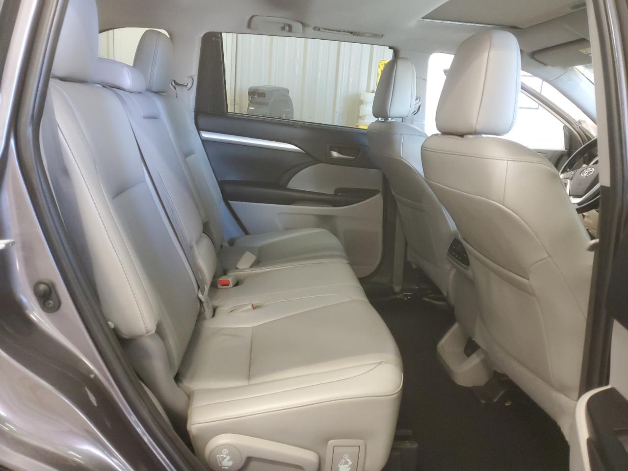 2019 Toyota Highlander - Image 11