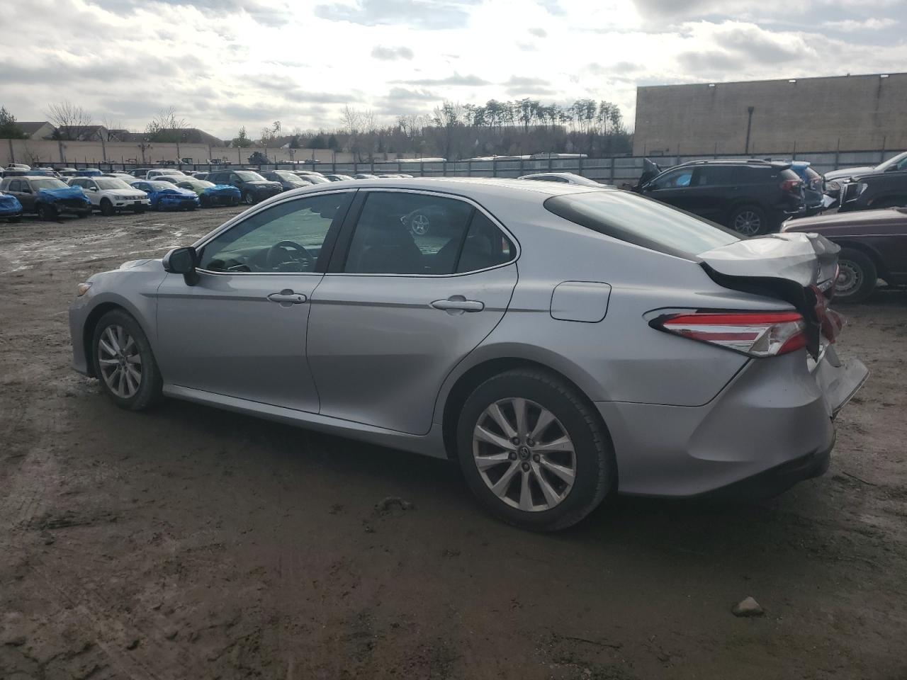 VIN 4T1B11HK1JU617057 2018 TOYOTA CAMRY no.2