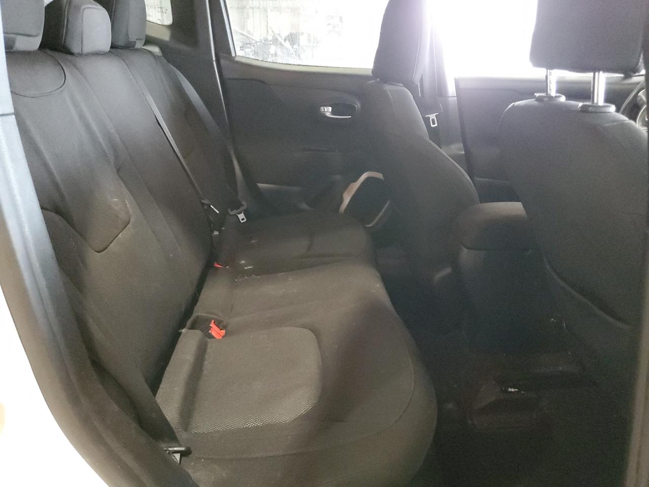 2015 Jeep Renegade - Image 11