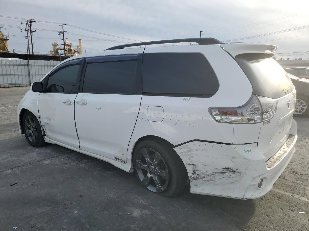 VIN 5TDXK3DC9FS629485 2015 TOYOTA SIENNA no.2