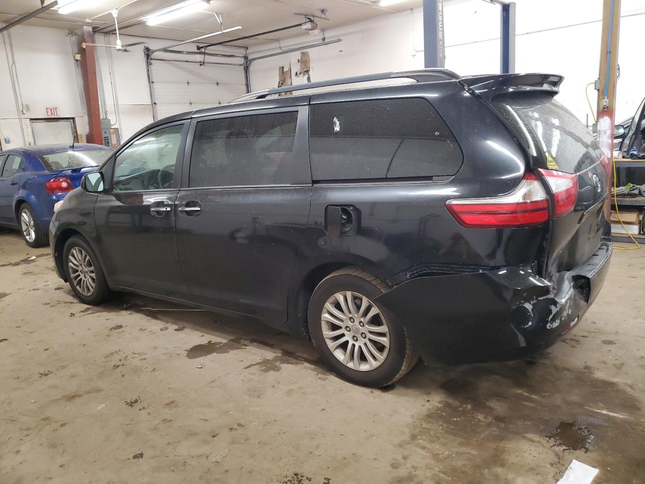 2015 Toyota Sienna - Image 2