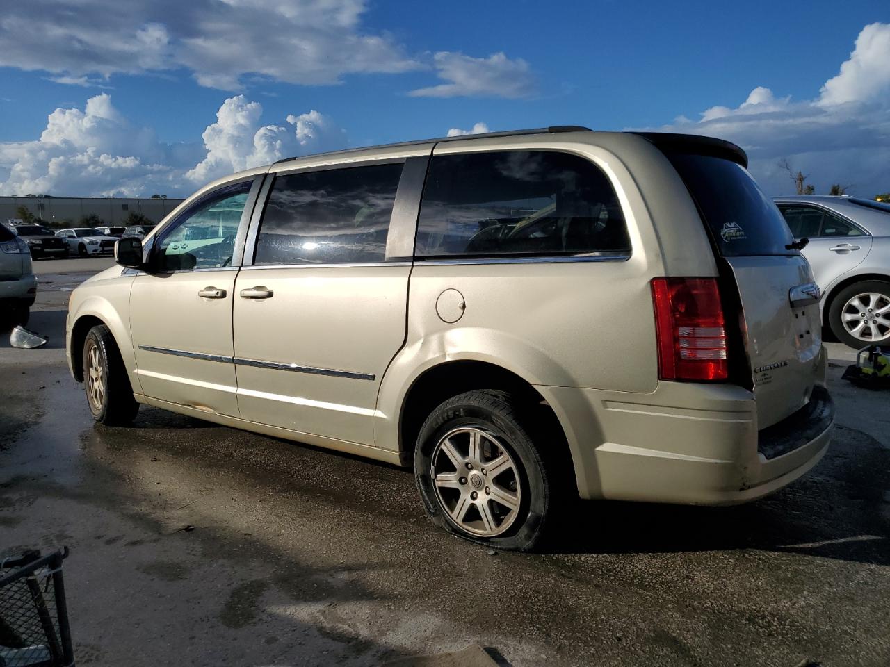 2010 Chrysler Town & Country - Image 2