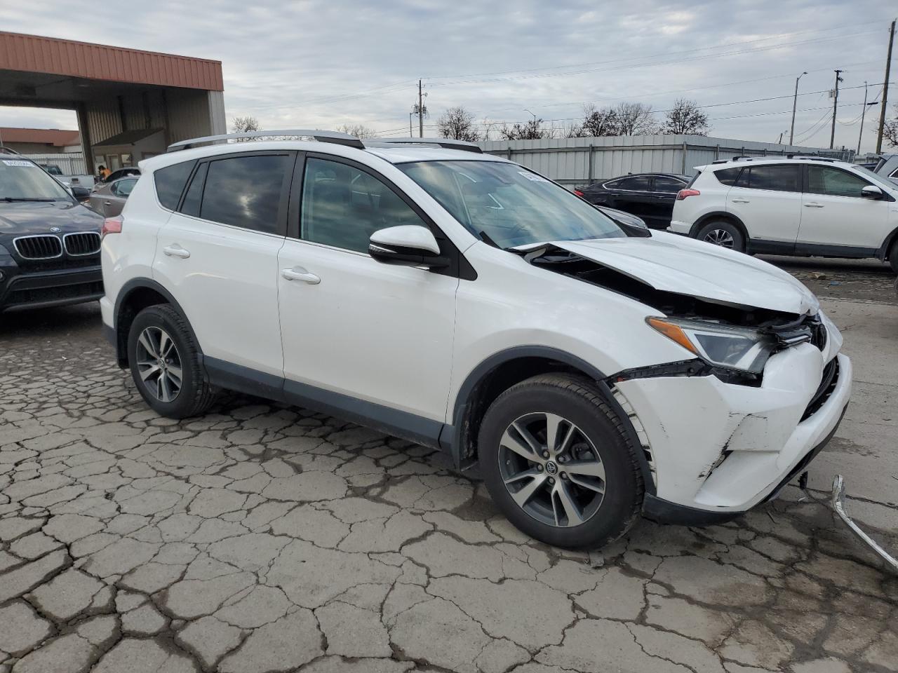 VIN 2T3RFREV1JW858024 2018 TOYOTA RAV4 no.4