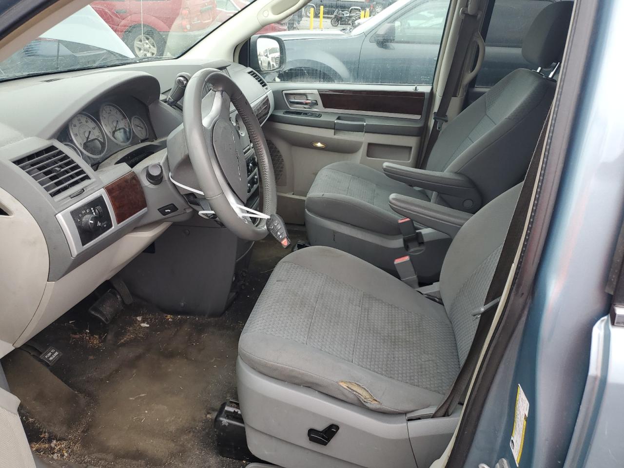 2010 Chrysler Town & Country - Image 7