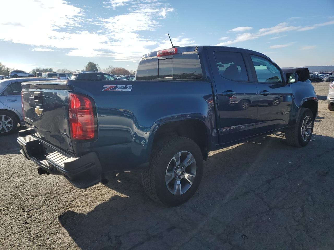 VIN 1GCGTDEN6L1100961 2020 CHEVROLET COLORADO no.3