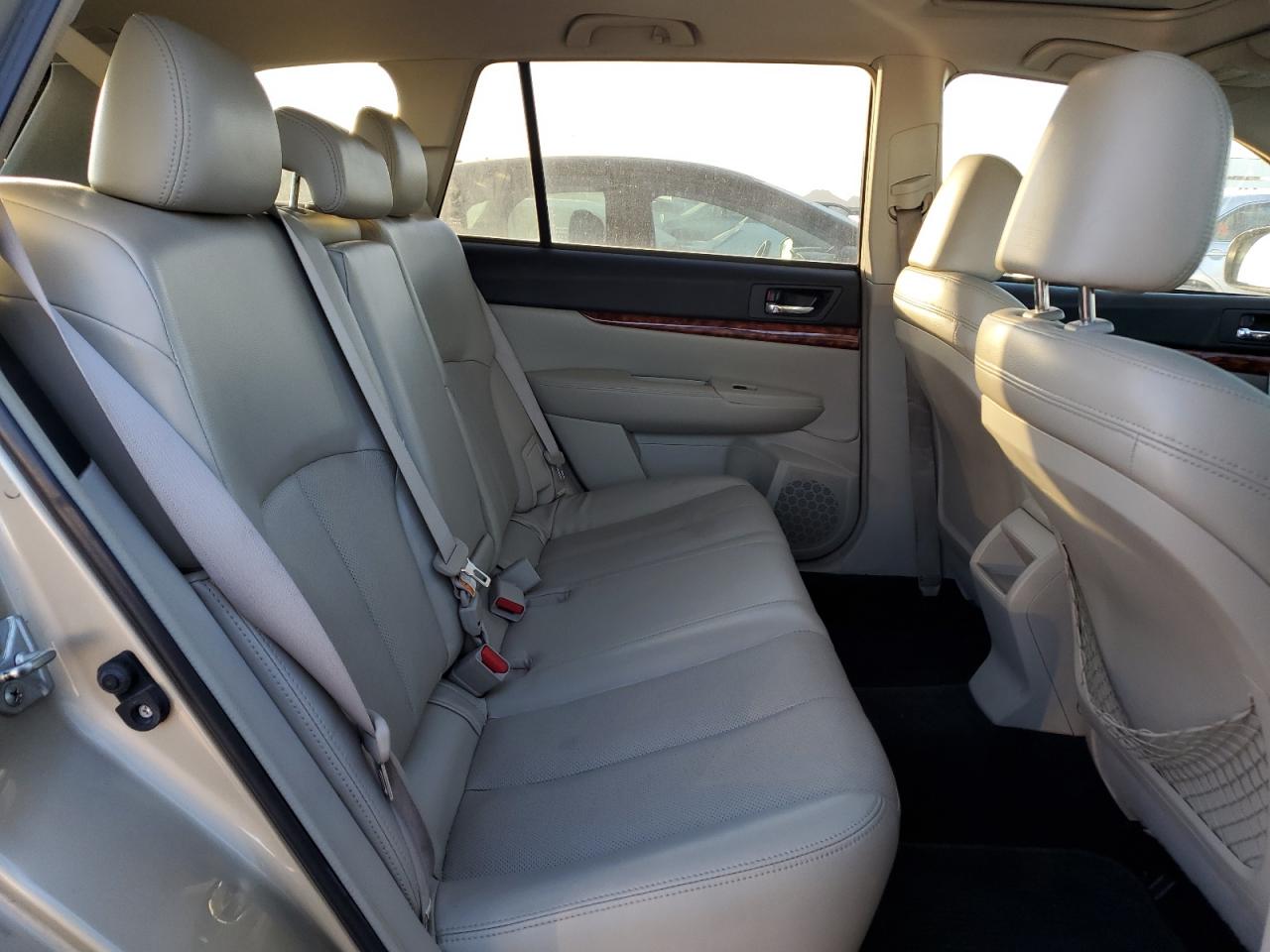 2010 Subaru Outback - Image 11