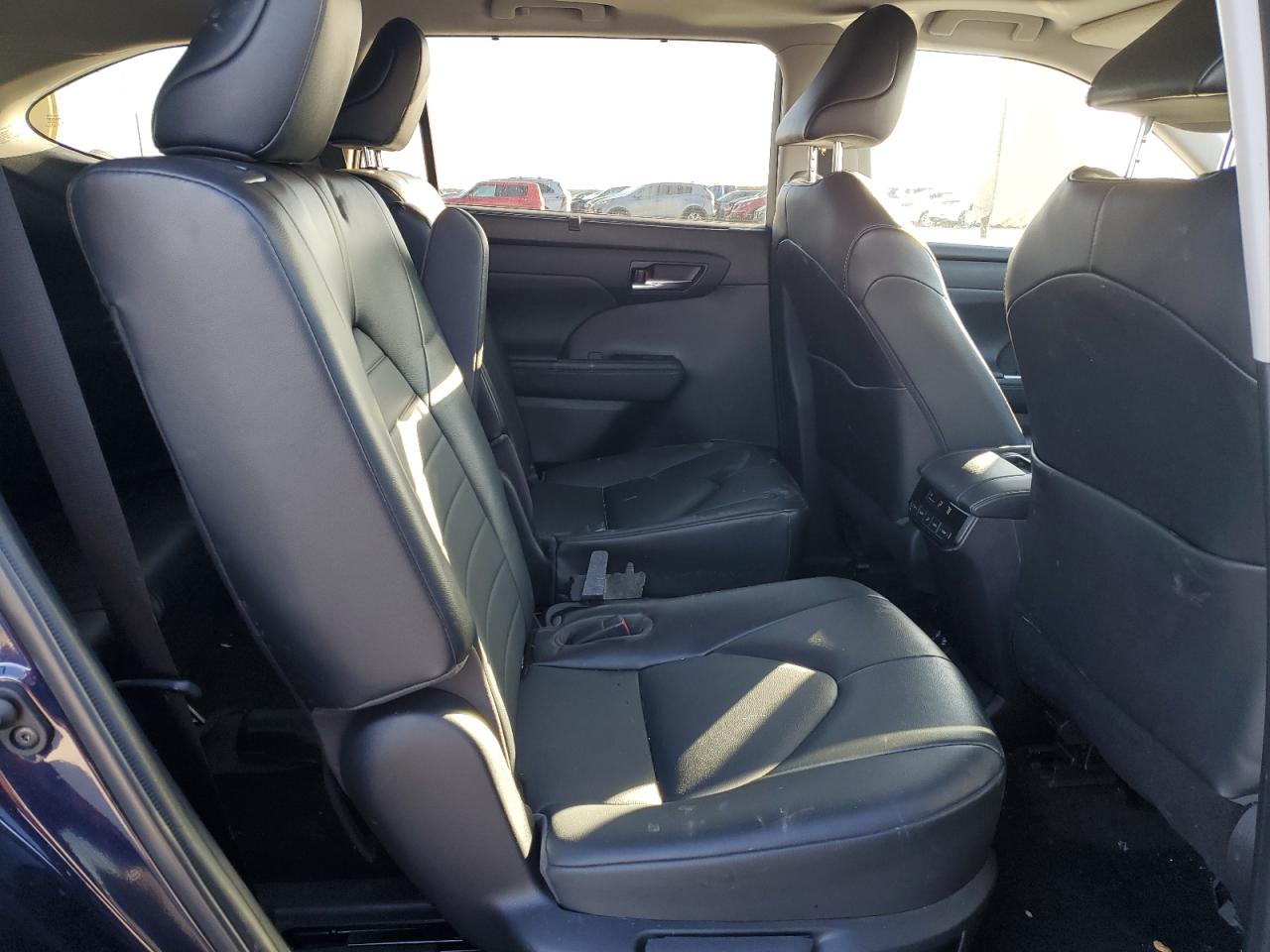 2022 Toyota Highlander - Image 11