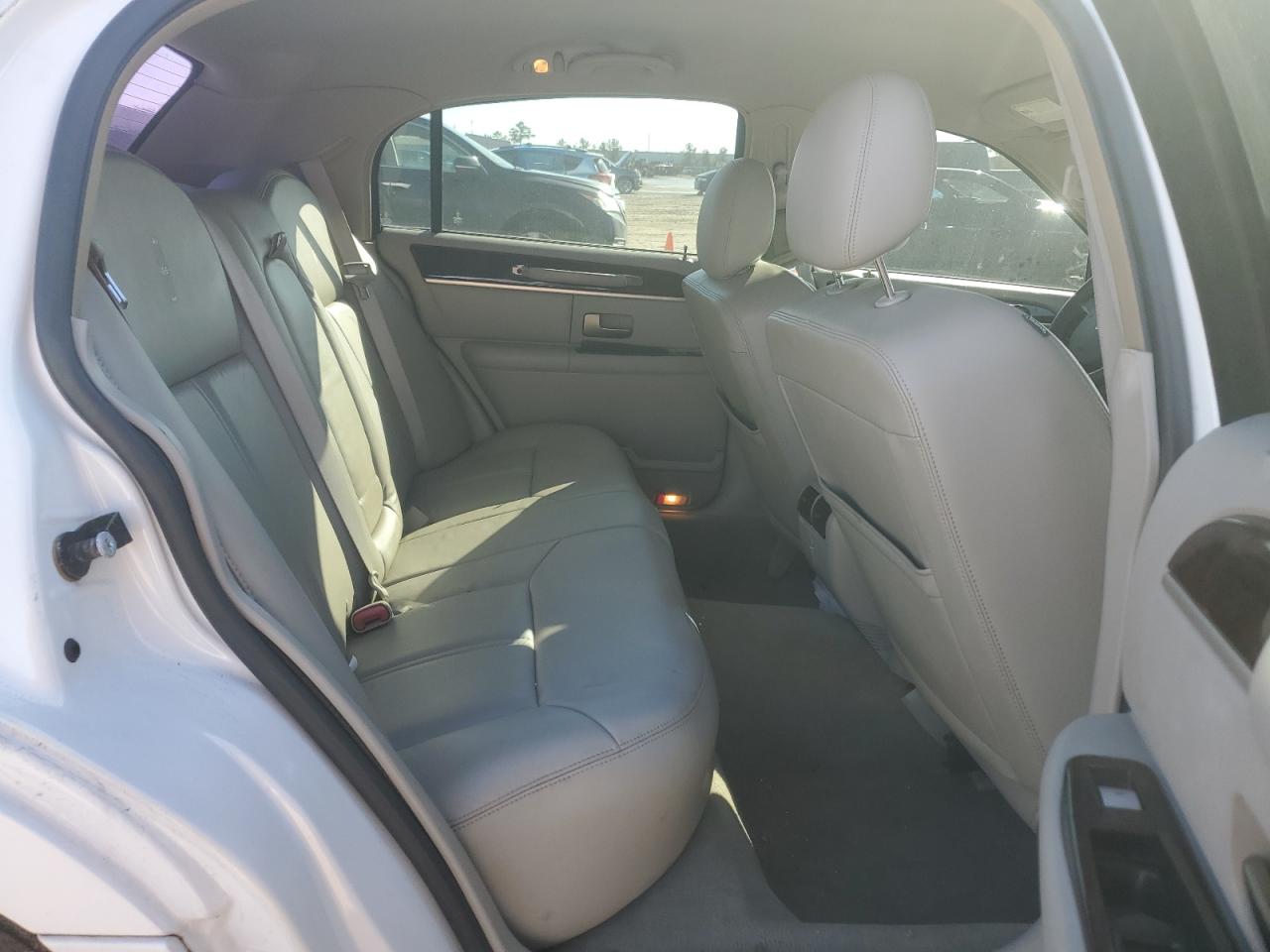2010 Lincoln Town Car - Image 11