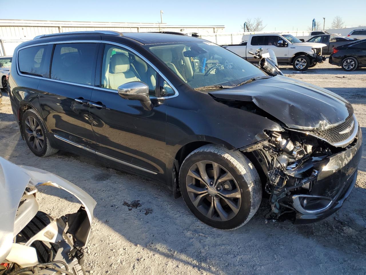 2017 Chrysler Pacifica - Image 4