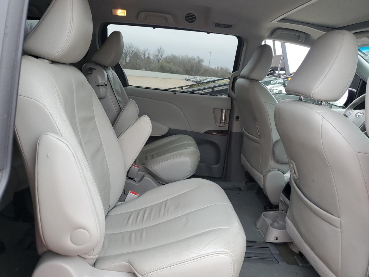 2014 Toyota Sienna - Image 10
