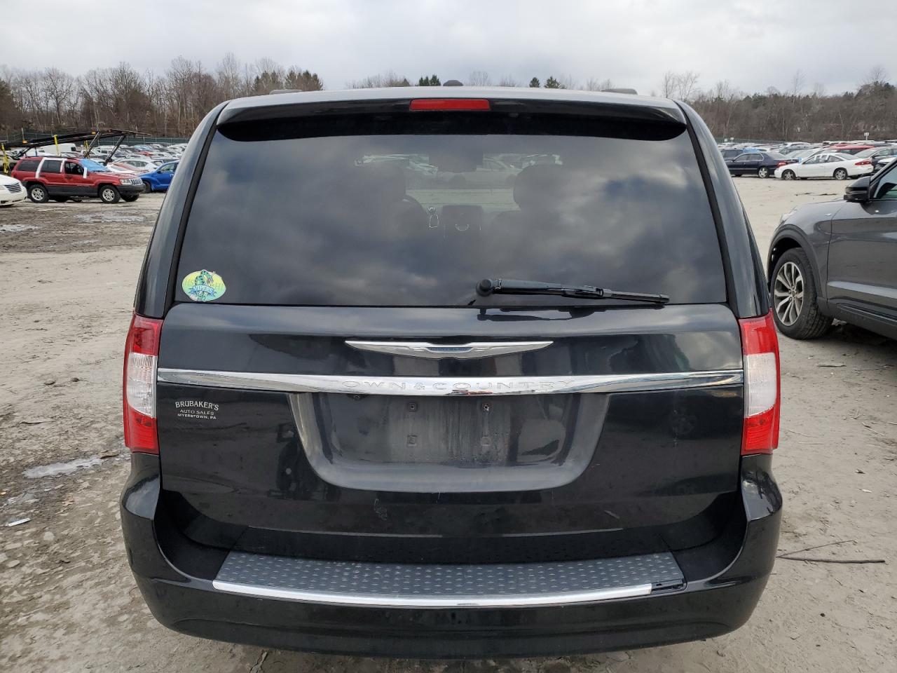 2016 Chrysler Town & Country - Image 6