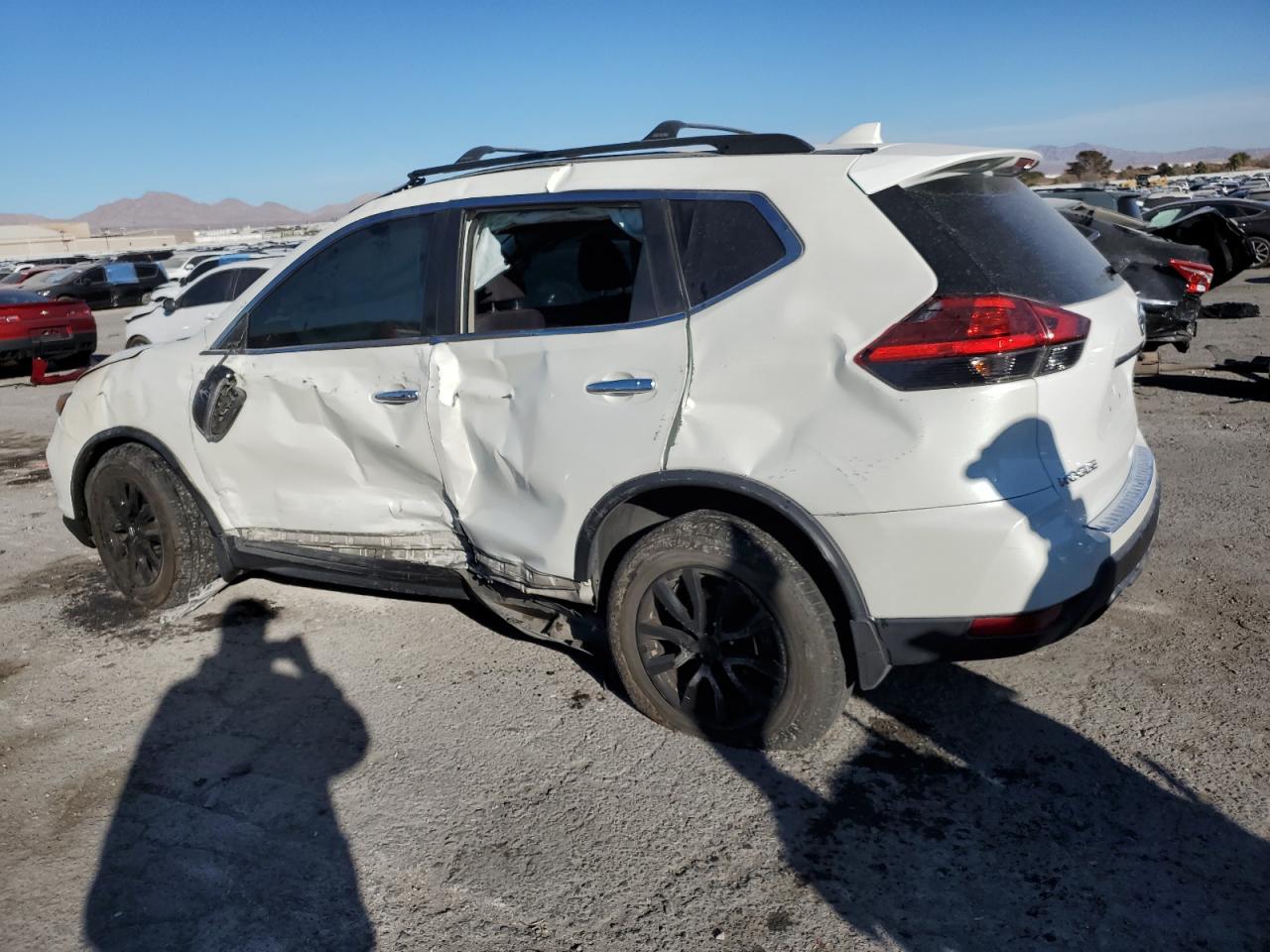 5N1AT2MV0HC831100 2017 NISSAN ROGUE - Image 2