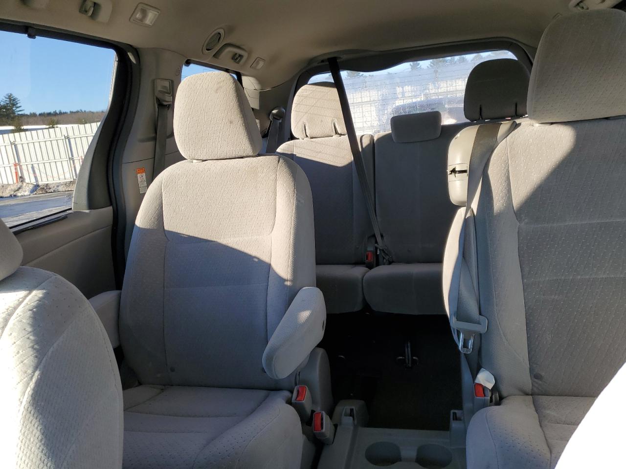 2015 Toyota Sienna - Image 10