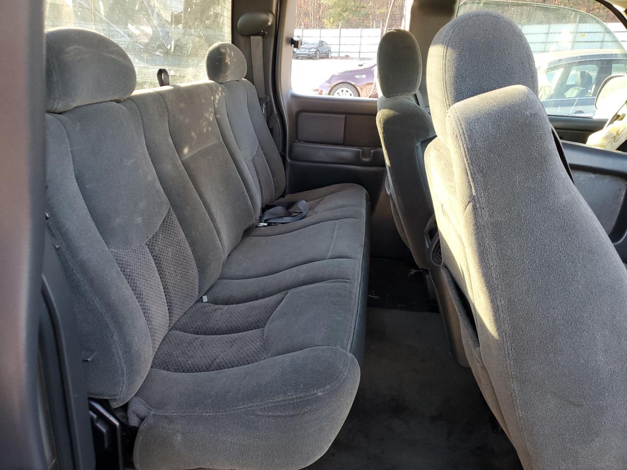 2003 Chevrolet Silverado - Image 11