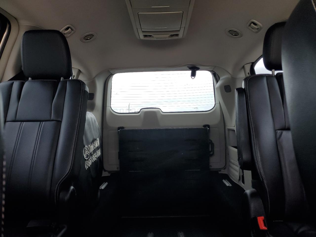 2014 Chrysler Town & Country - Image 10